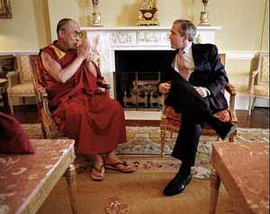 Sa Saintet le Dala Lama reu par G. Bush