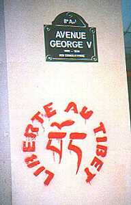 Inscription face  l'ambassade de Chine le 23 mai 2001