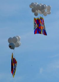 Envol de drapeaux tibétains - Genève, 10 mai 2008. Photo F. Cabrera, Lions des Neiges Mont-Blanc