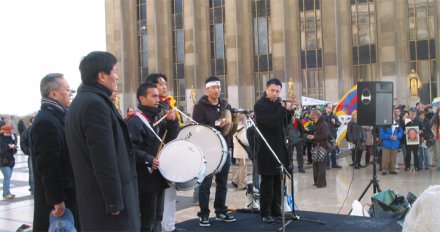 Hymne tibétain interprêté par des membres de la Communauté tibétaine en France